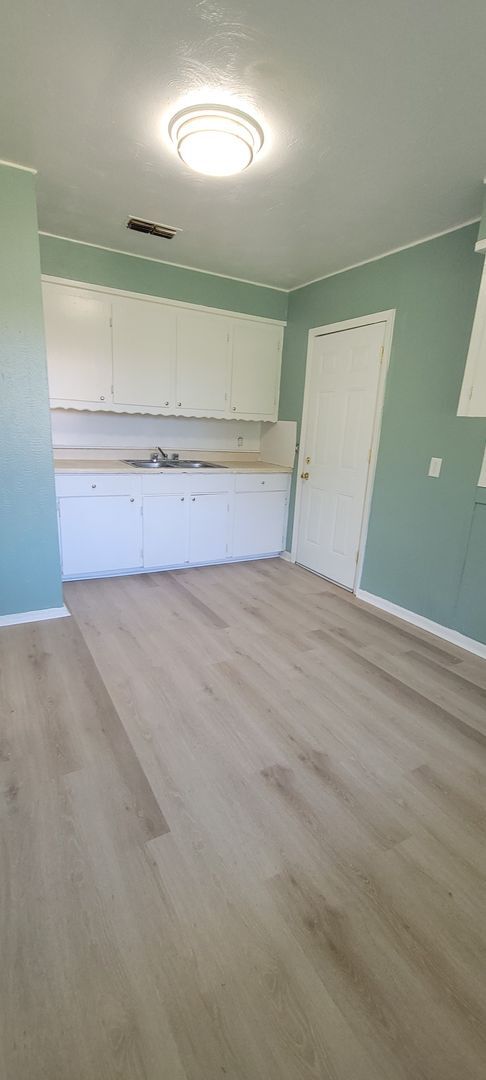 Building Photo - Adorable 3 bedroom/1 bath house with Centr...