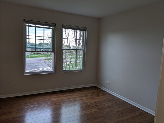 Main bedroom - 316 Ogden Falls Blvd