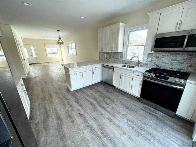 Building Photo - 213 Cadman Ave