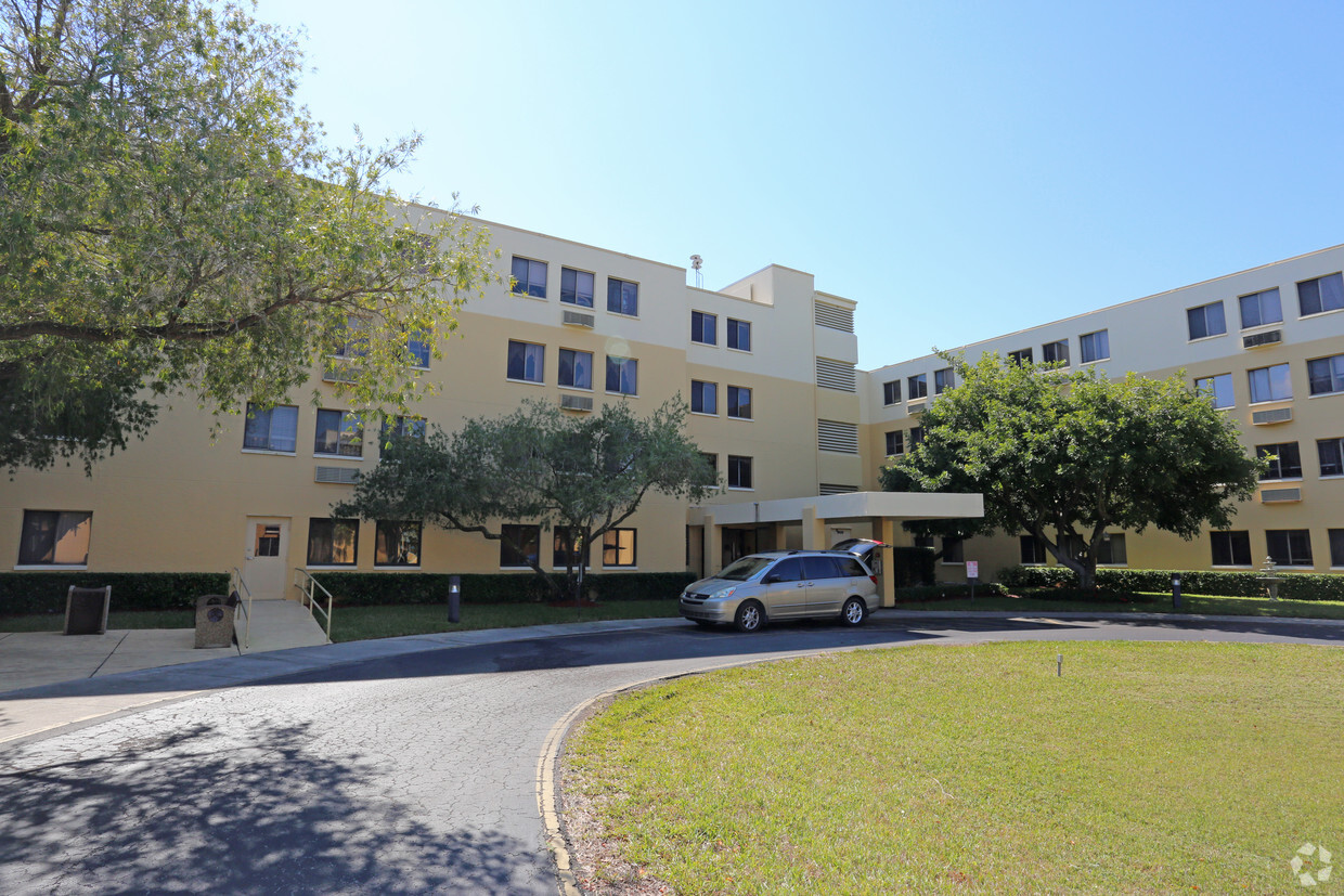 Primary Photo - Manhattan Place Apartments