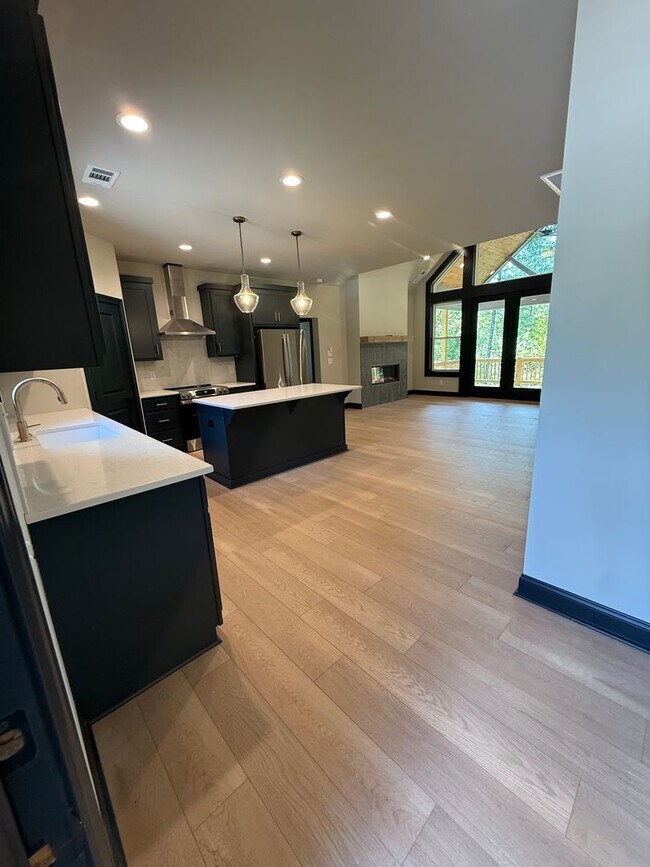 Foto del edificio - 325 River Mountain Rd