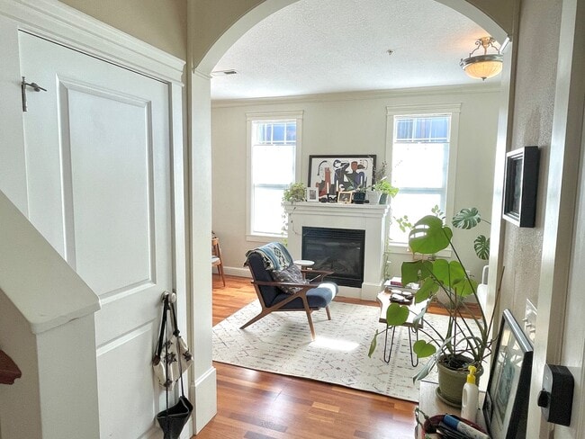 Building Photo - Corner unit townhouse in Piedmont condominium community
