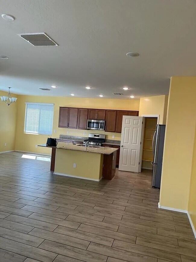 Building Photo - Stunning 5-bedroom 3 bathroom
