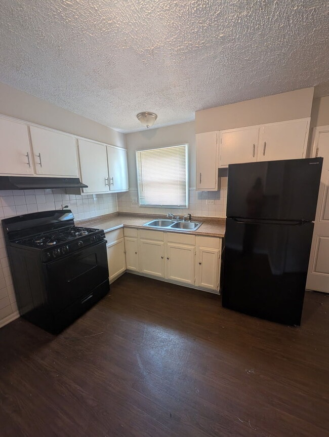 Building Photo - 14610 Blackstone Ave