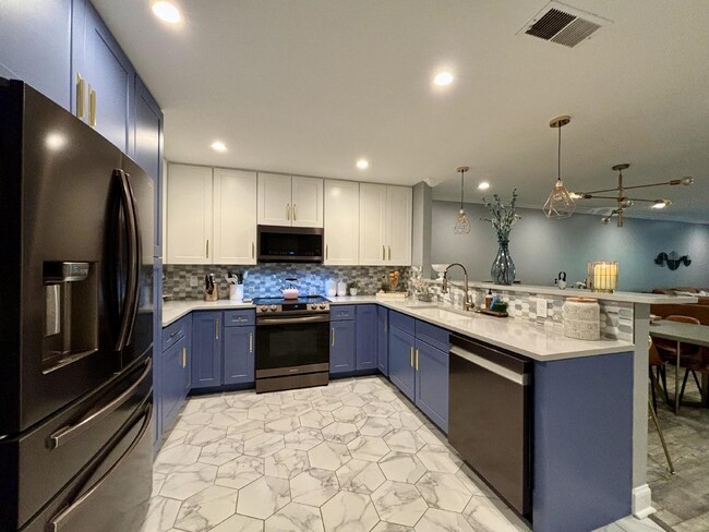 Building Photo - 2 Bed/2Bath Condo Available in Luxberry Co...