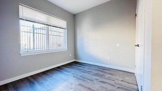 Foto del edificio - 326 E 16th St