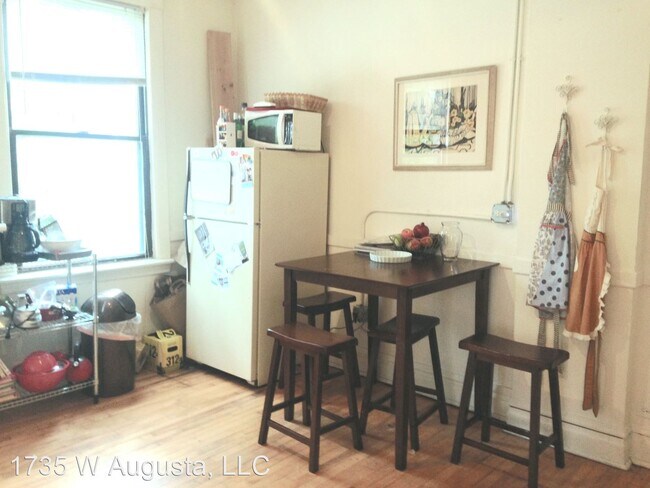 Foto del edificio - 1735 W Augusta Blvd