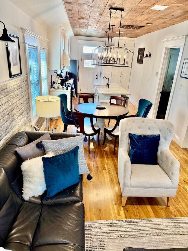 Building Photo - 1406 Edwards St