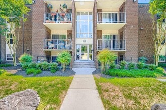 Building Photo - 14 Mountbatten Ct