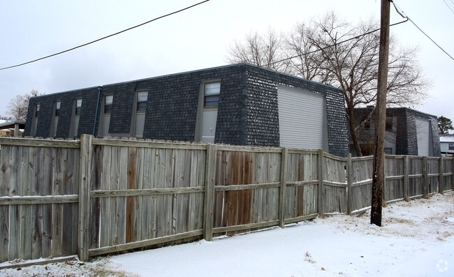 Building Photo - Silver Oaks Apartments