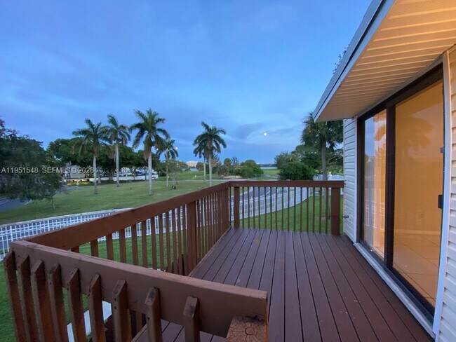 Foto del edificio - 629 Executive Center Dr