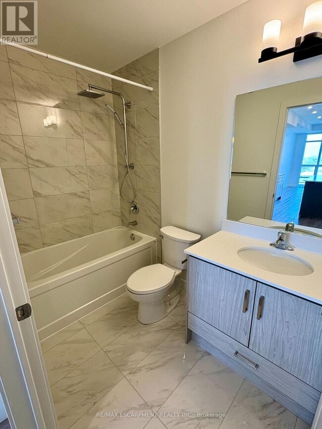 Building Photo - 461 Green Rd