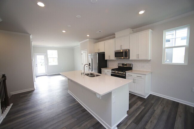 Building Photo - Spacious End Unit Townhome in Beautiful Ne...
