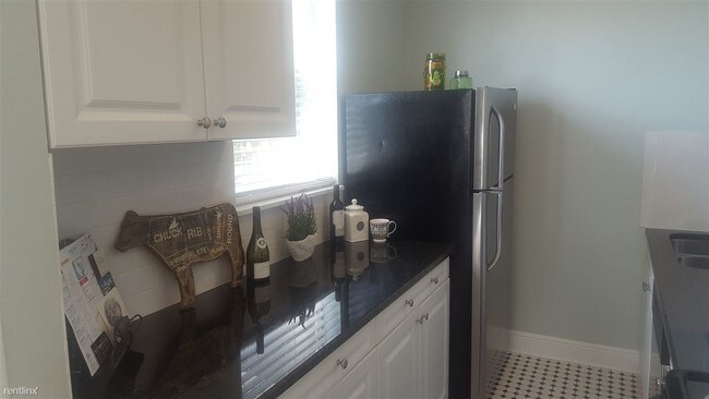 Building Photo - 611 W De Leon St