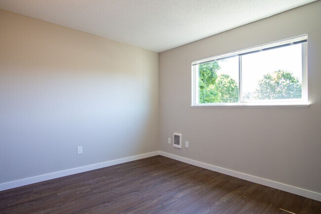 Foto del edificio - Inner East Side Updated 1Bdr w/Dishwasher & Off-Street Parking!