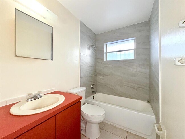 Foto del edificio - 800 NE 14th St