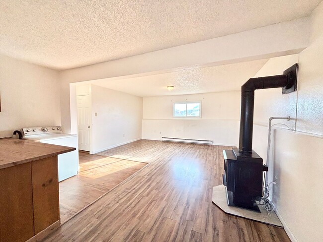 Building Photo - 207 W Rosebud Ave