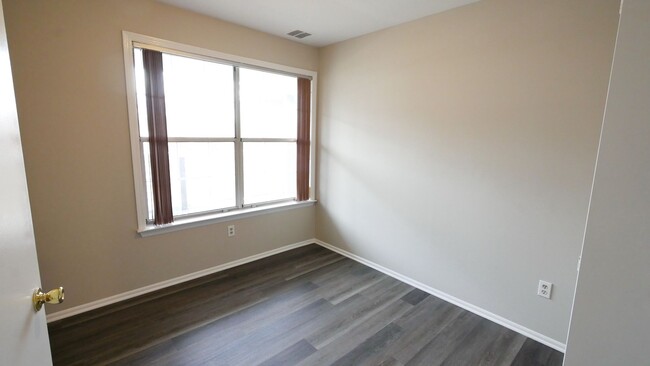 Foto del edificio - 3rd Floor Condo with 2 BR and 2 Full Baths...