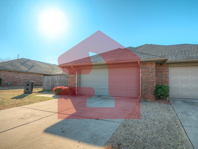 Building Photo - 2704 Silvertree Dr