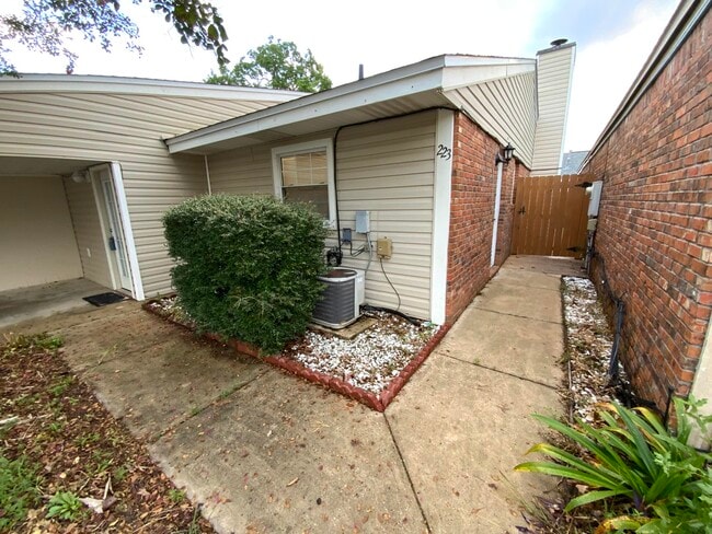 Building Photo - 223 Indian Oaks Dr