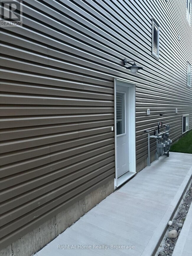 Building Photo - 576 Guelph St