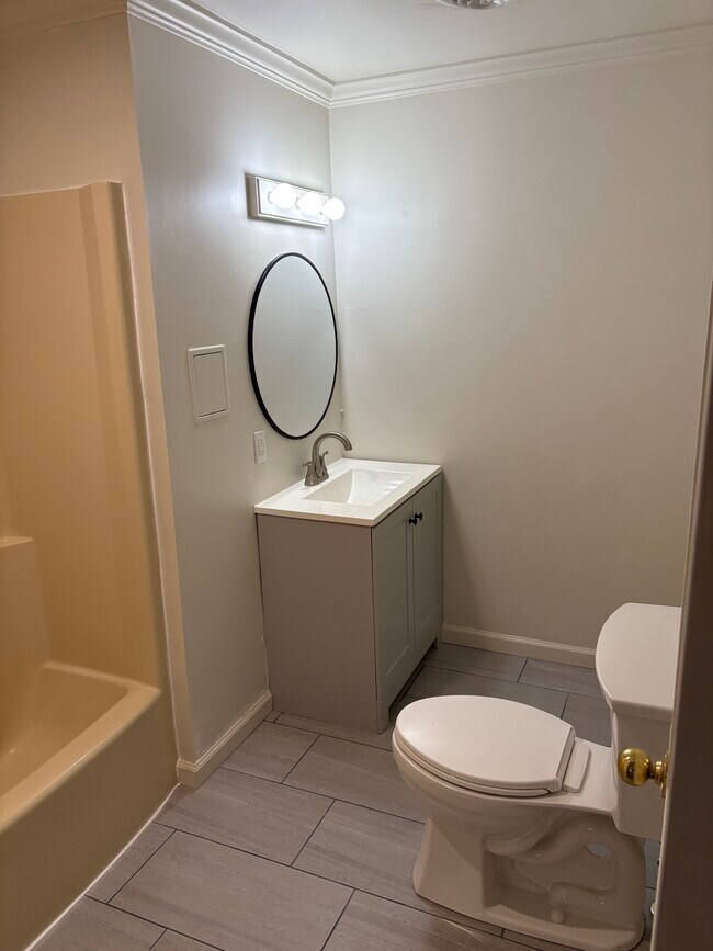 Baño actualizado - 2138 E Damon Ave