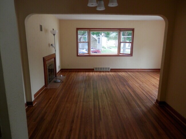 Building Photo - 819 Range St