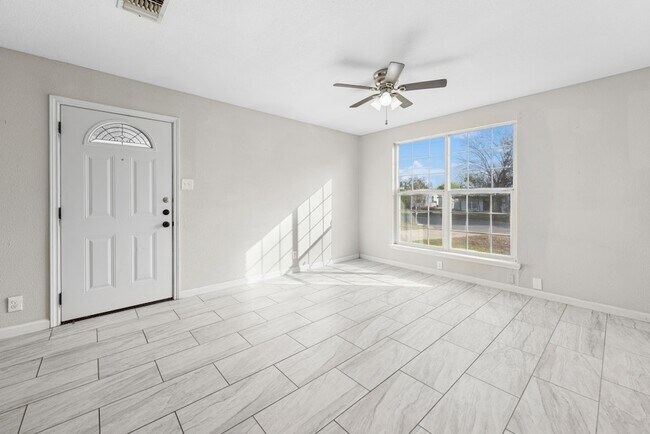 Foto del edificio - 915 Stonegate Dr