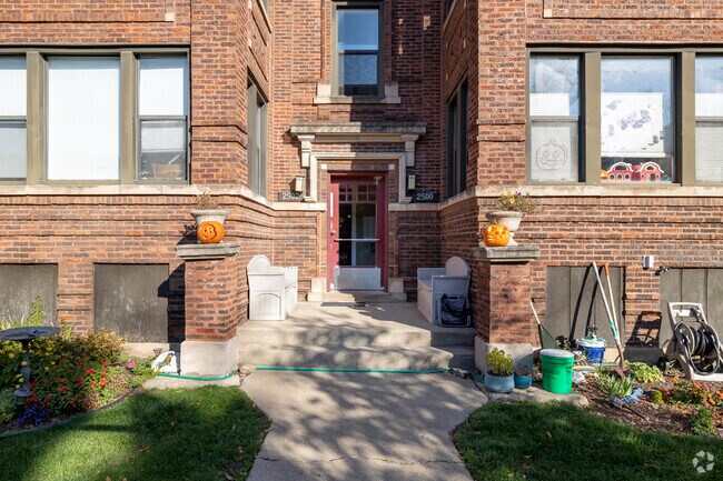 Entrance - 2500-2502 W Eastwood Ave