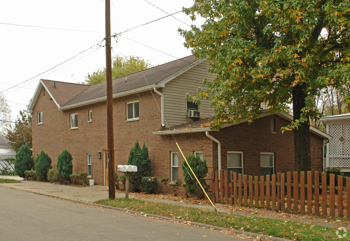 Building Photo - 722 Main St