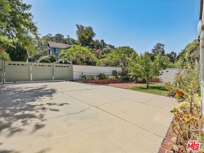 Foto del edificio - 4009 Beverly Glen Blvd