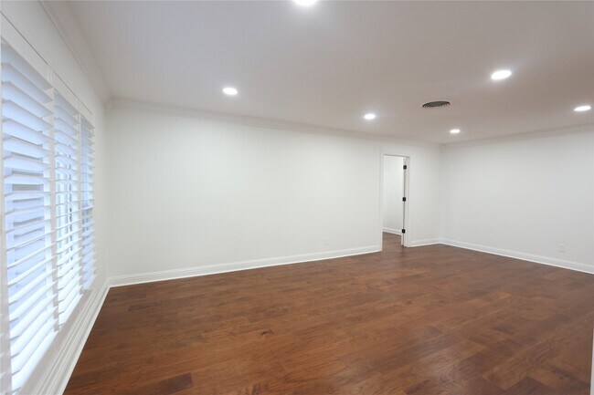 Building Photo - 4839 McDermed Dr