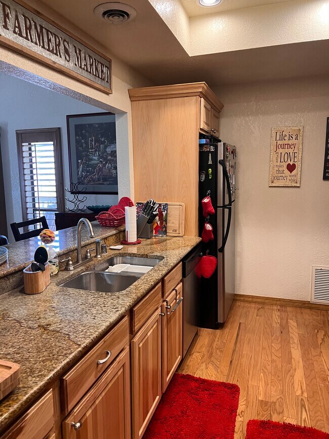 Building Photo - 205 Racquet Dr