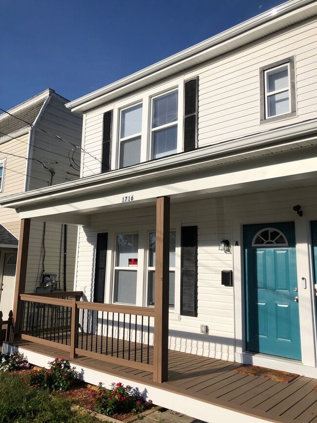 Building Photo - Renovated Duplex