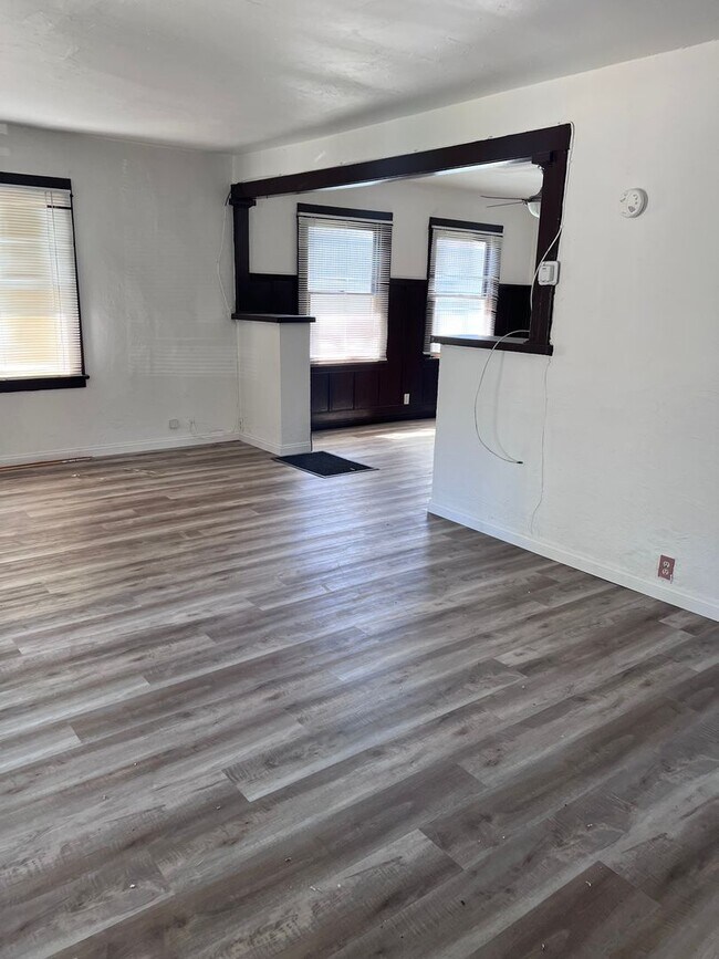 Building Photo - Downtown Ventura - Two bedroom, one bathro...