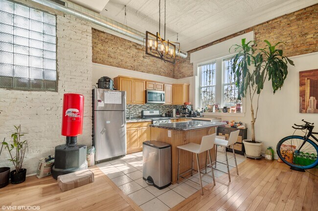 Building Photo - 2048 W Evergreen Ave