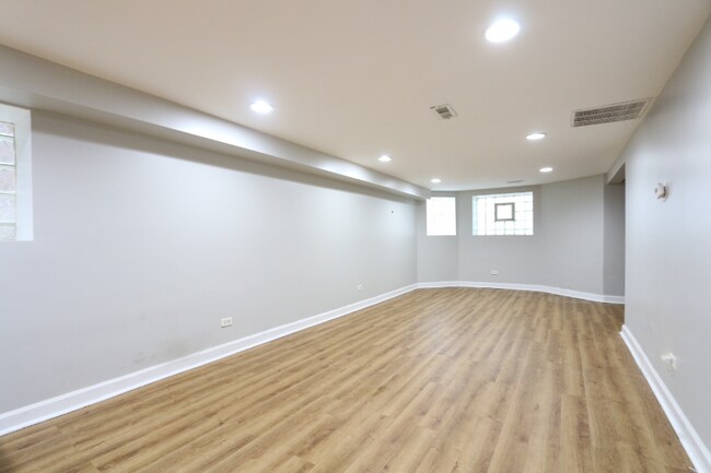 Building Photo - 725 N Trumbull Ave