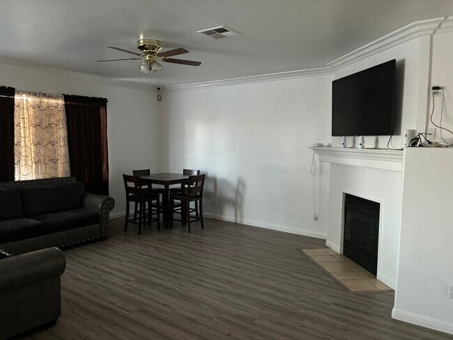Building Photo - 592 Groveside Dr