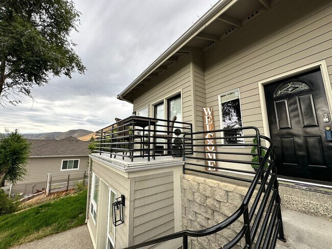 Building Photo - Stunning 6 Bedrooms & 3 Bathrooms with Gre...