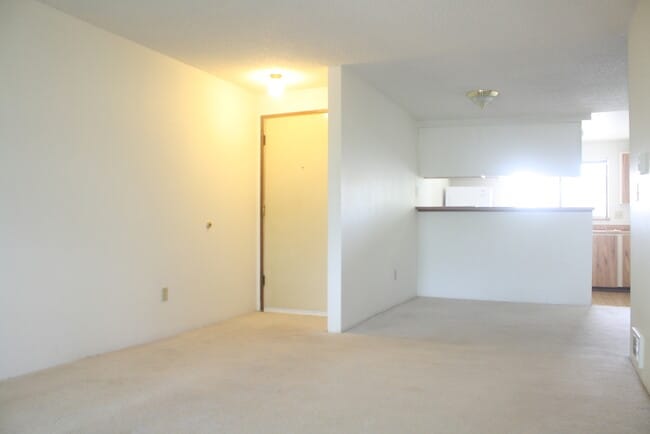 Building Photo - Top floor, 2drm, 2 full bath, open floor plan, pool, water, sewer, garbage included in rent