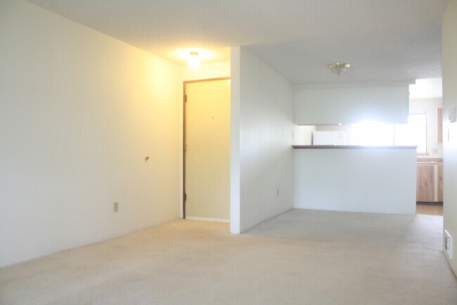 Foto del edificio - Top floor, 2drm, 2 full bath, open floor plan, pool, water, sewer, garbage included in rent