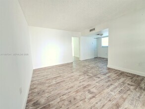 Building Photo - 2011 Bay Dr