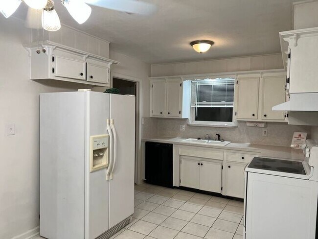Building Photo - 1712 Symphony Ln