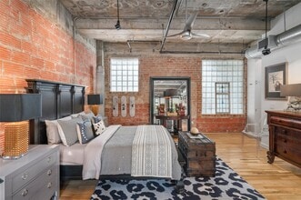 Building Photo - 204 Travis St