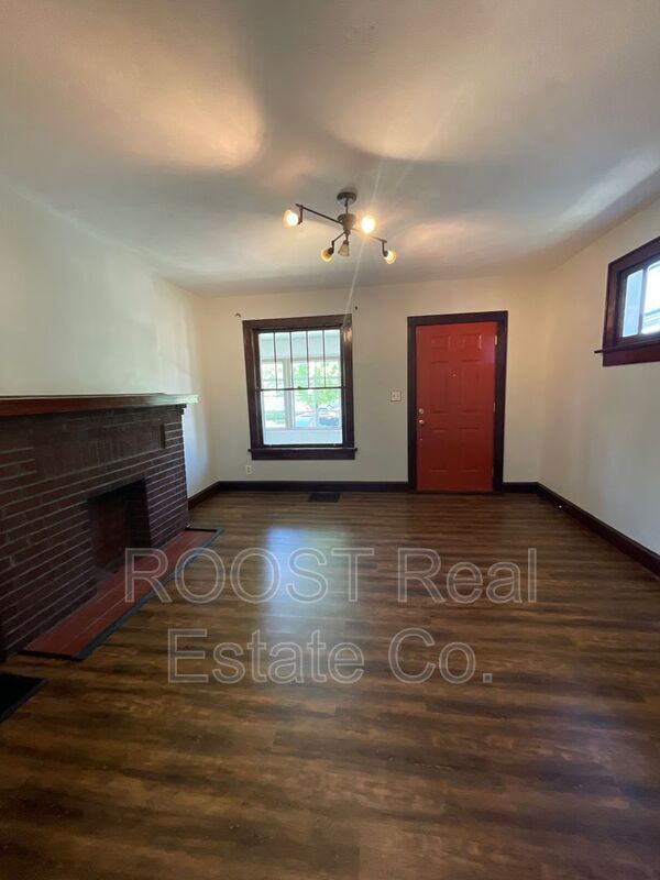 Building Photo - 147-149 E. Markison Ave