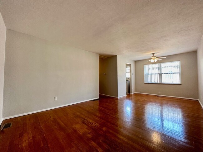 Foto del edificio - 7022 Jamieson Ave