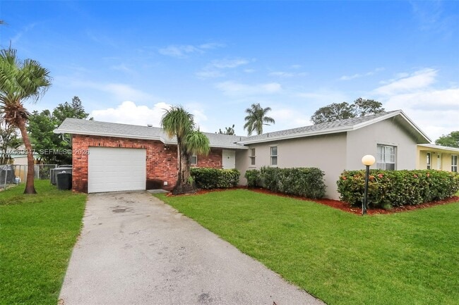 Building Photo - 9749 Sandalfoot Blvd