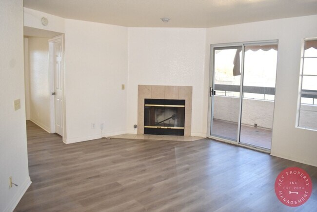 Foto del edificio - Charming 3-Bedroom Condo in the Heart of L...
