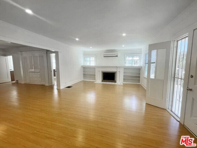 Foto del edificio - 4919 Elmwood Ave
