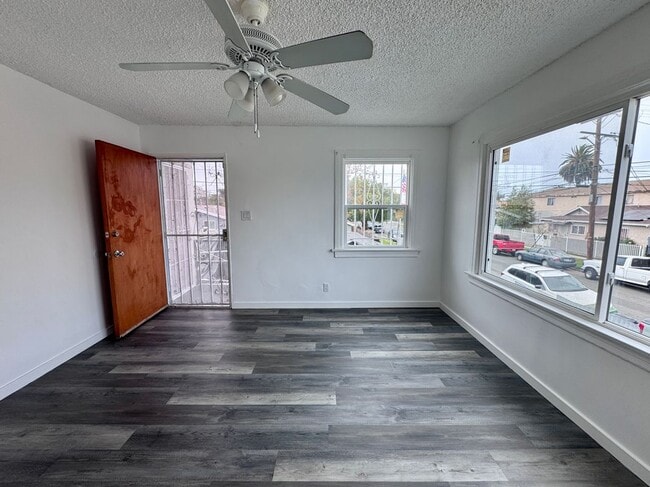 Building Photo - 858 W 88th St